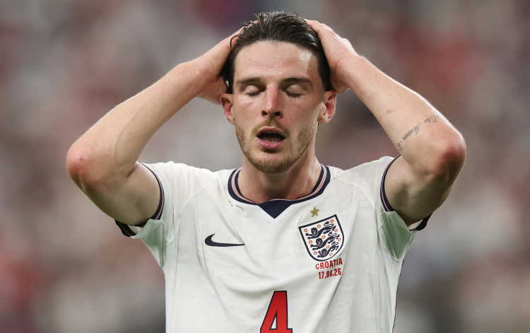 Declan Rice fue aislado por un virus y está en duda ante Noruega