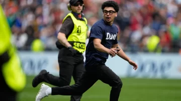 Insólito momento en el Mundial 2026: tres personas irrumpieron en el campo durante Bélgica-Senegal