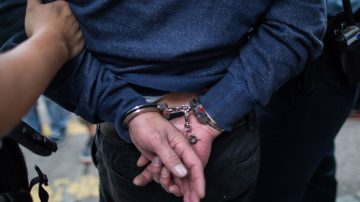 Apartan a dos policías de la Brigada de Investigaciones, acusados de sodomizar a un preso con un palo de escoba