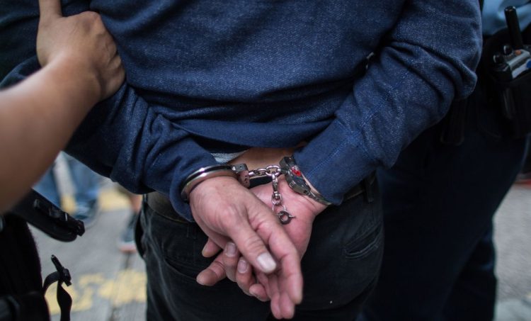 Apartan a dos policías de la Brigada de Investigaciones, acusados de sodomizar a un preso con un palo de escoba