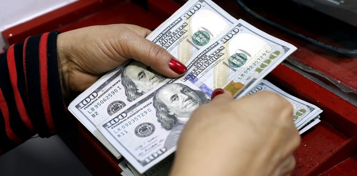 El dólar oficial marcó un nuevo récord nominal y cerró la semana con tres subas consecutivas