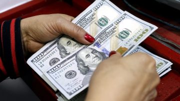 Las empresas podrán pagar los salarios en dólares tras la habilitación del Gobierno a las cuentas sueldo