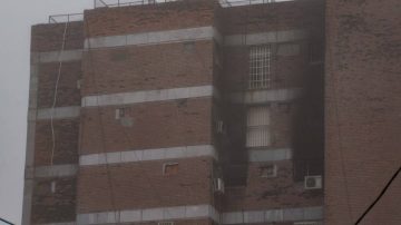Así quedó el edificio tras el incendio en el departamento de Ramiro Petros y Moira Curi
