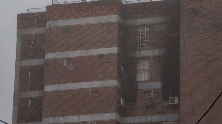 Así quedó el edificio tras el incendio en el departamento de Ramiro Petros y Moira Curi