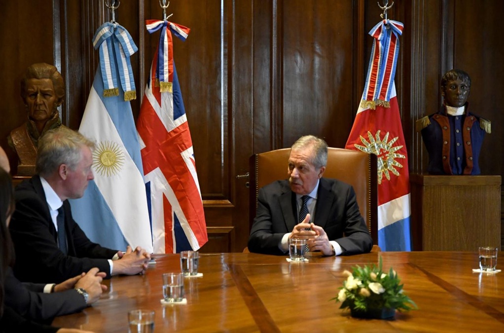 El gobernador Elías Suárez recibió al embajador del Reino Unido de Gran Bretaña e Irlanda del Norte