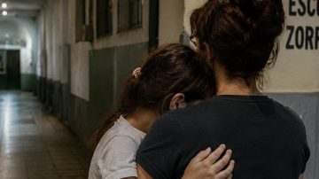 Hospitalizaron a una menor luego de que le dieran una patada en la escuela: “No podía mover las piernas”