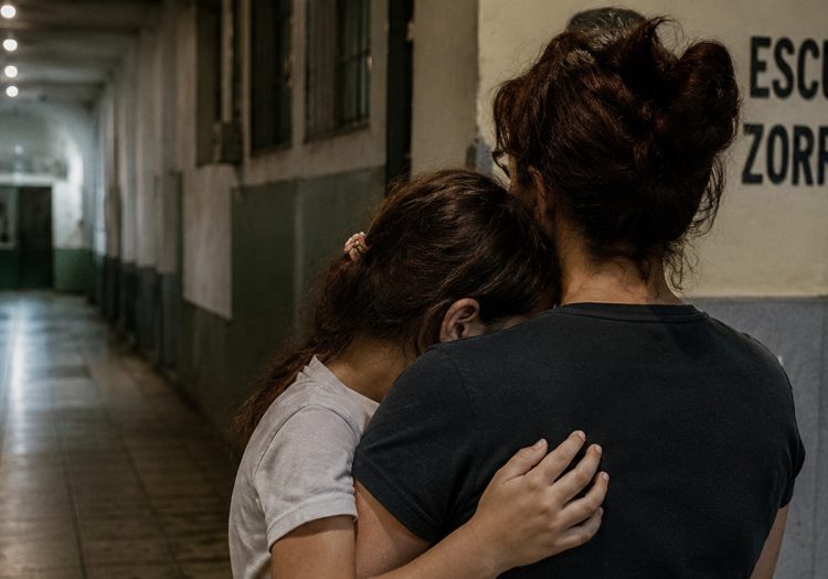 Hospitalizaron a una menor luego de que le dieran una patada en la escuela: “No podía mover las piernas”