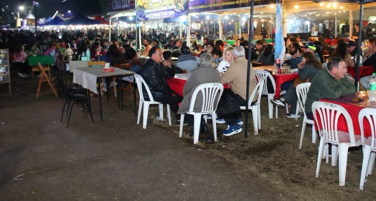 Feria Artesanal: hubo dos demorados por ocasionar disturbios en el patio de comidas