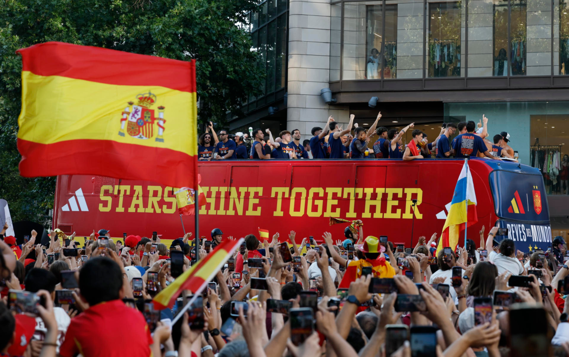 España celebra el título mundial: una multitud recibió a los campeones en Madrid