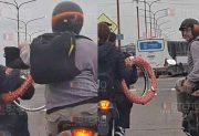 VIDEO | Relatos salvajes parte mil: motociclista golpeó a otro mientras manejaban en plena Av. Lugones