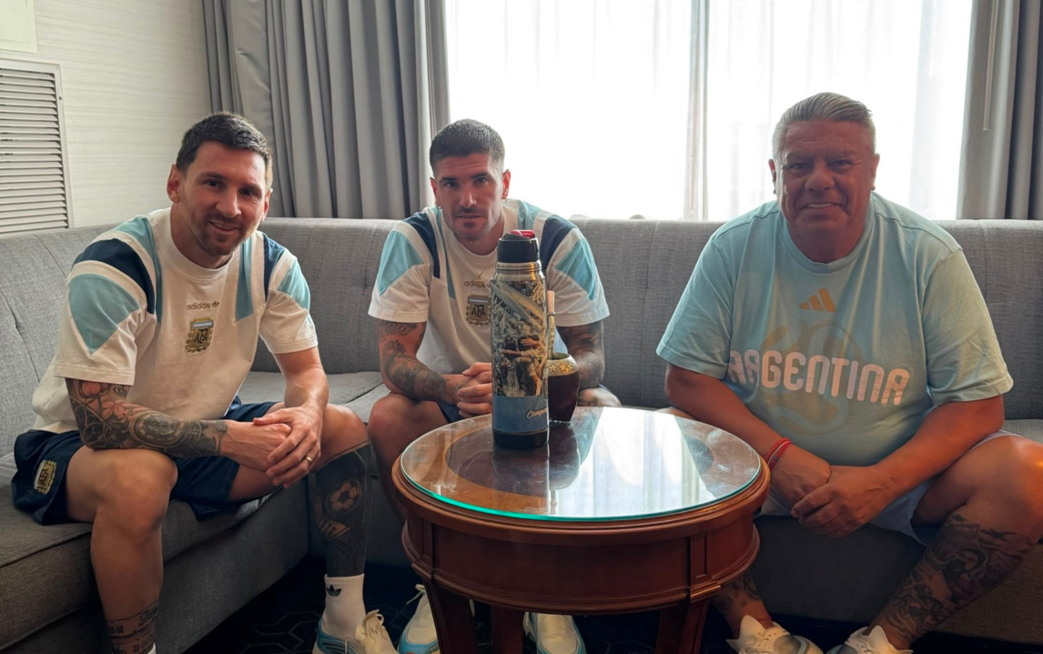 La cábala de siempre: la foto de Tapia con Messi y De Paul antes de la final