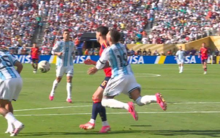 No vale: España había marcado, pero el gol fue anulado por una falta previa