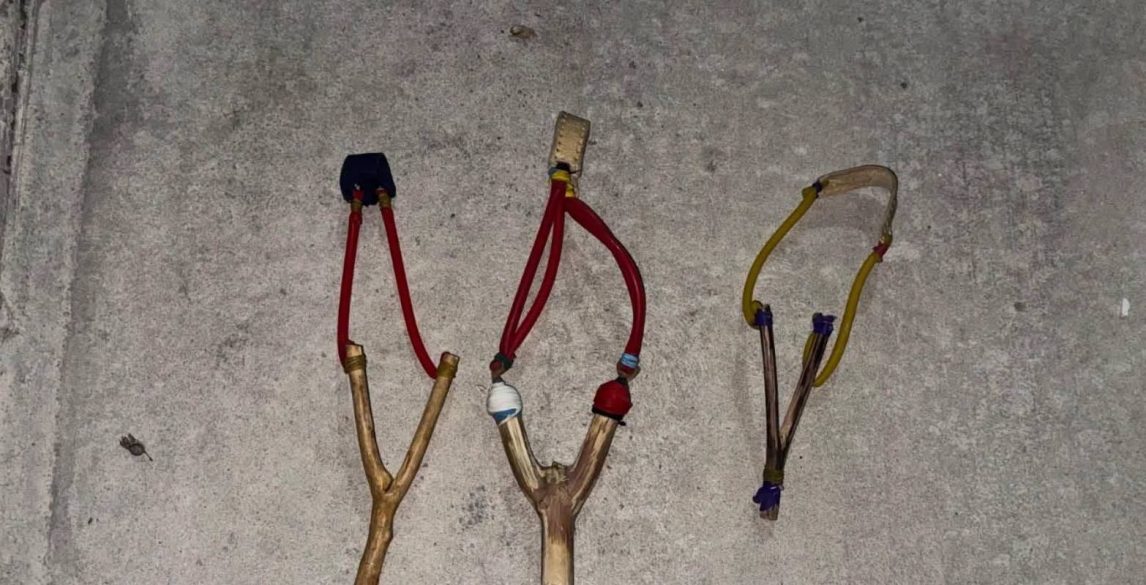 Interceptan a un grupo de jóvenes con “hondas” en inmediaciones de la feria