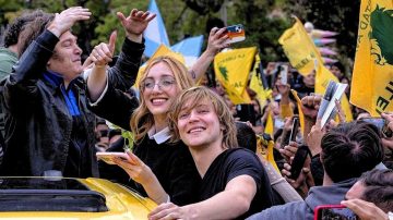 Iñaki Gutiérrez y Eugenia Rolón llegan a Santiago del Estero para el cierre de campaña de La Libertad Avanza