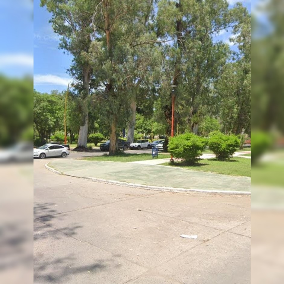 B° Parque: cuidacoches fue amenazada con un arma por un motociclista que no quiso pagar