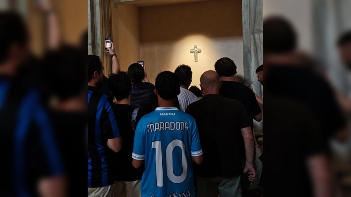 Argentinos rezaron frente a la tumba del papa Francisco antes de la final del Mundial 2026
