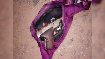 En moto y con un arma de fuego, una joven amenazó de muerte a su novio