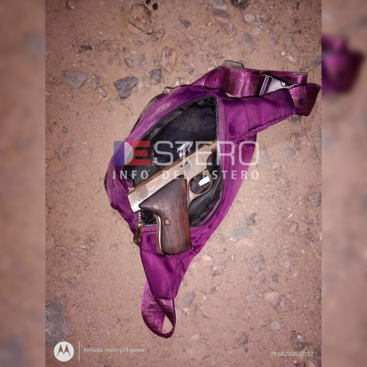 En moto y con un arma de fuego, una joven amenazó de muerte a su novio