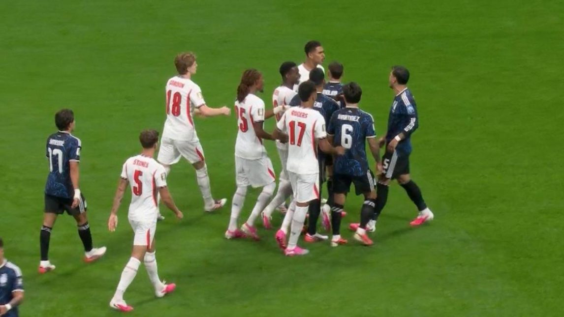 Video: se picó temprano el partido entre Argentina e Inglaterra con foules y empujones