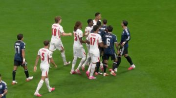 Video: se picó temprano el partido entre Argentina e Inglaterra con foules y empujones