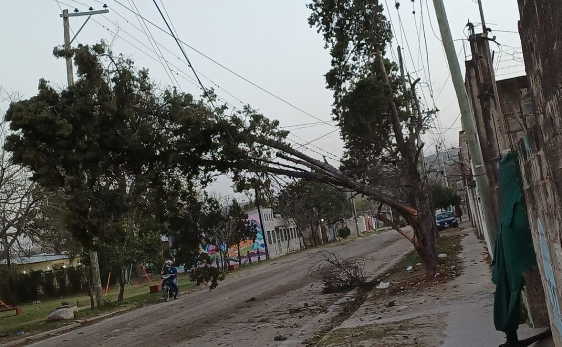 Un temporal histórico golpeó Jujuy: techos volados, incendios y apagones masivos