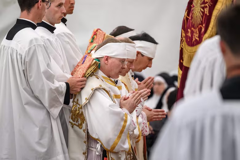 Lefebvristas desafiaron al Papa: consagraron a 4 obispos, provocaron un cisma quedaron excomulgados