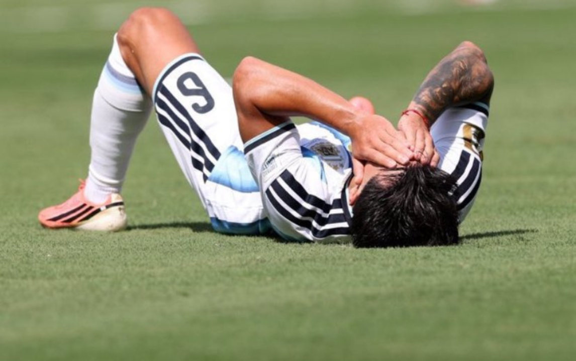 Baja sensible: Lisandro Martínez se lesionó y salió antes del entretiempo