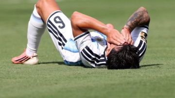 Baja sensible: Lisandro Martínez se lesionó y salió antes del entretiempo