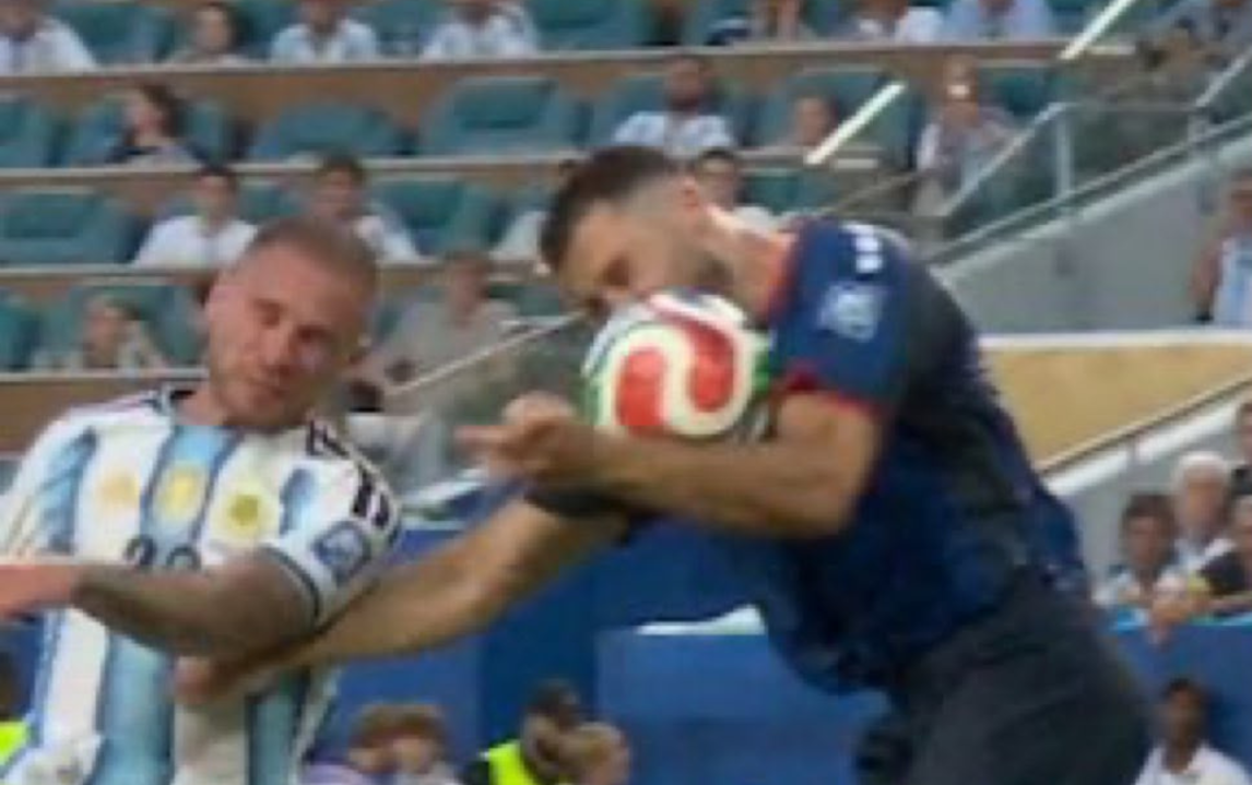 VIDEO: El polémico penal que reclamó Argentina sobre el final del partido