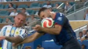 VIDEO: El polémico penal que reclamó Argentina sobre el final del partido