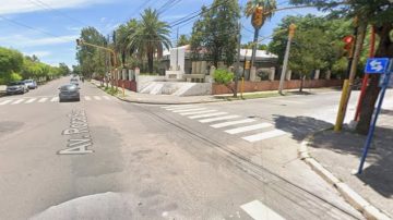 Conductores discutieron por el tránsito; uno desplomó de un golpe al otro y huyó