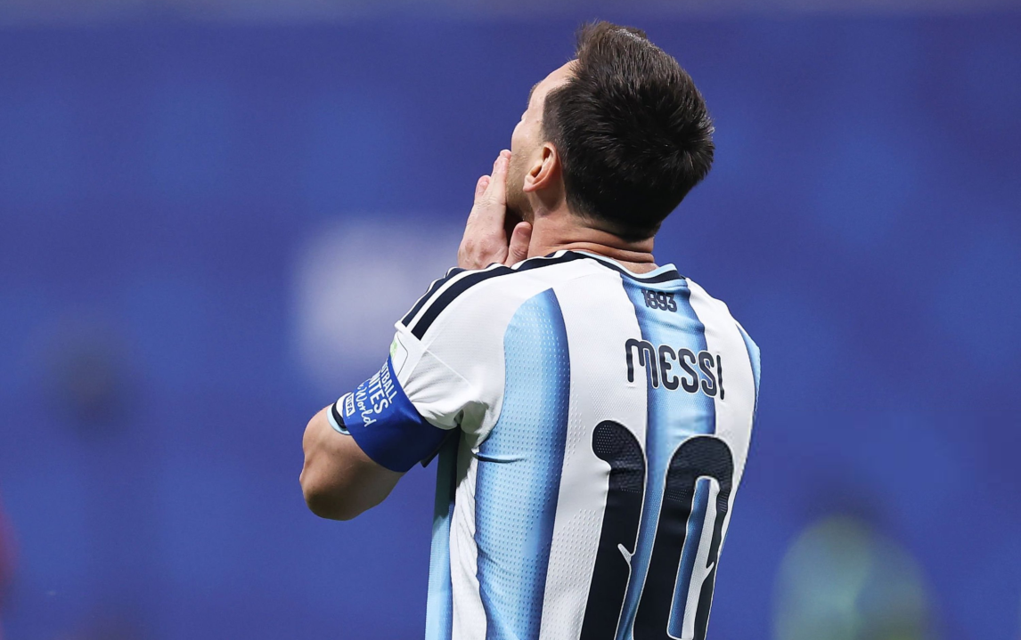 VIDEO: No quiere entrar Leo: el palo le negó un golazo de tiro libre