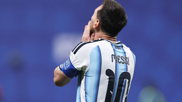 VIDEO: No quiere entrar Leo: el palo le negó un golazo de tiro libre