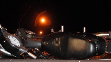 Misterio en el barrio Mariano Moreno: hallan a un joven inconsciente en un charco de sangre junto a su motocicleta