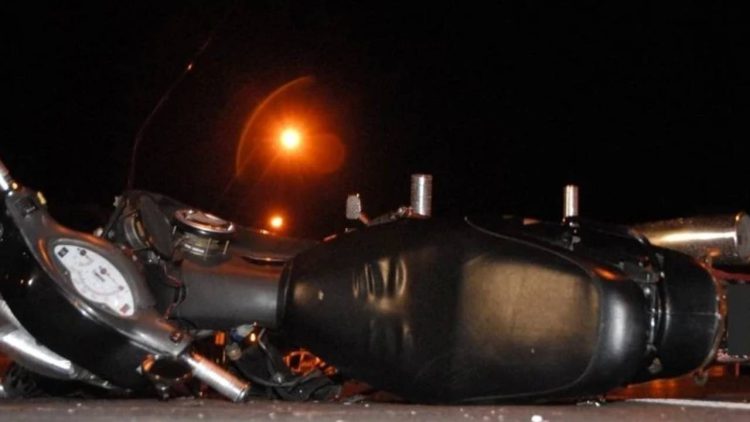 Misterio en el barrio Mariano Moreno: hallan a un joven inconsciente en un charco de sangre junto a su motocicleta