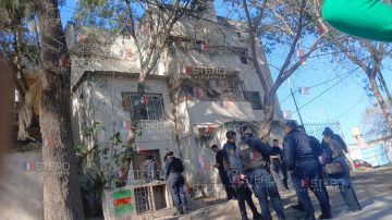 Qué se sabe de la mujer que se lanzó de un tercer piso e incitó a su hija a hacer lo mismo