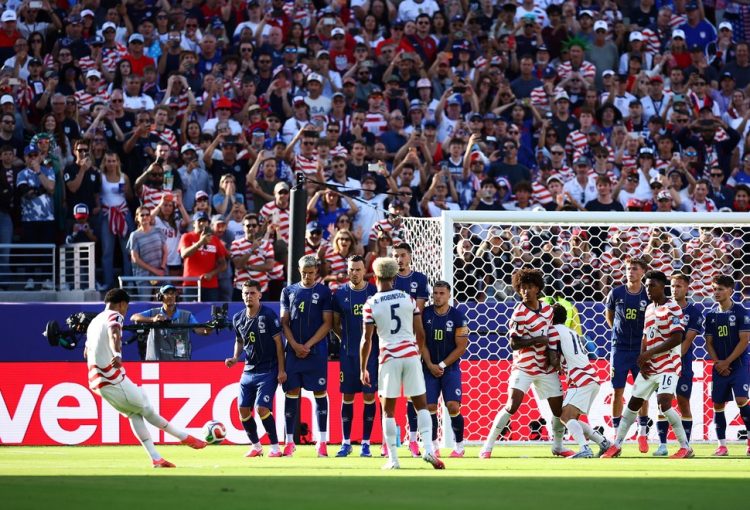 Con autoridad, Estados Unidos derrotó a Bosnia y se metió en octavos de final
