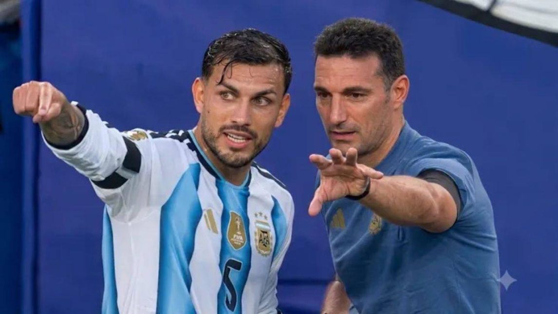 Video: la charla táctica entre Paredes y Scaloni en plena pausa de hidratación con Suiza