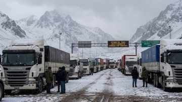 Nevadas intensas: cerraron los pasos fronterizos de Mendoza, Neuquén y Río Negro y hay 580 camiones varados