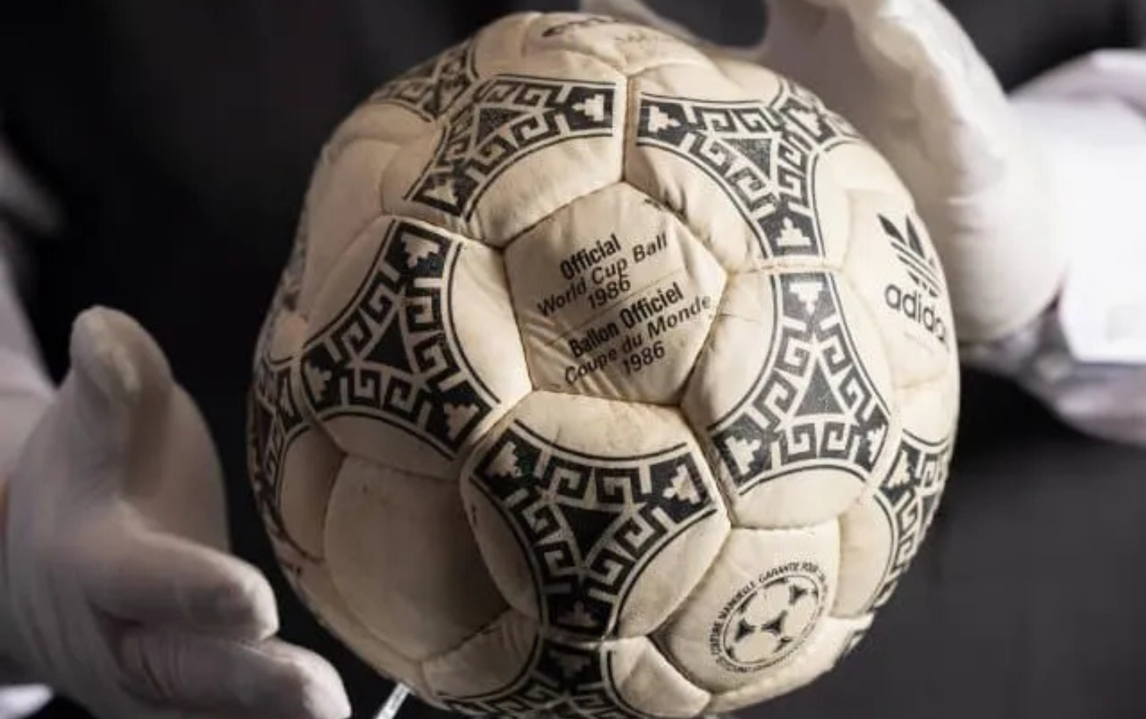 Subastan la pelota del Argentina-Inglaterra de 1986: cuánto vale la reliquia de Maradona