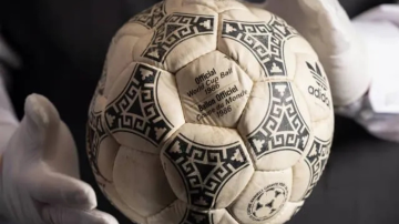 Subastan la pelota del Argentina-Inglaterra de 1986: cuánto vale la reliquia de Maradona