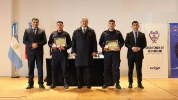 Reconocen a dos policías santiagueños por su intervención en un procedimiento de alto riesgo