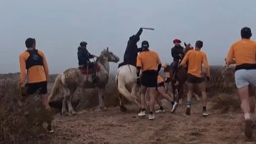 VIDEO. Jinetes atacaron a rebencazos a runners durante una carrera