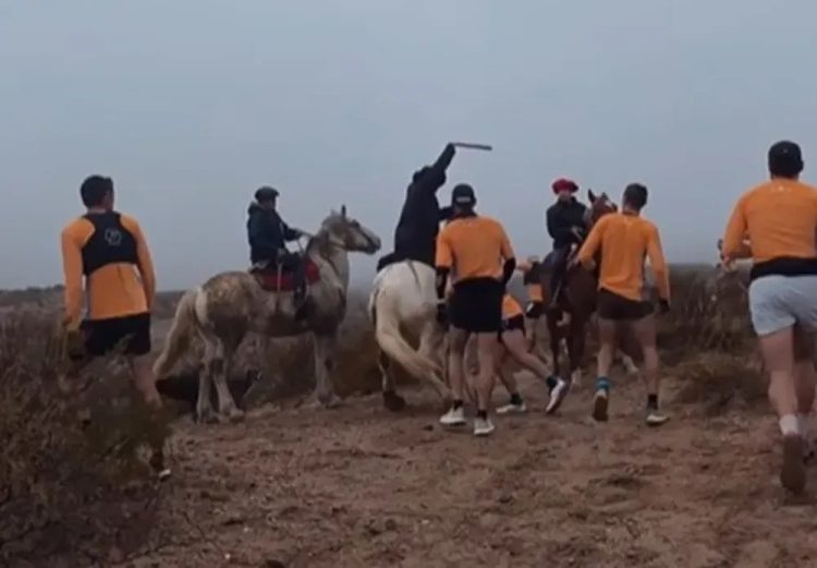 VIDEO. Jinetes atacaron a rebencazos a runners durante una carrera