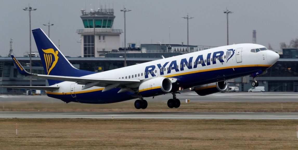 Terror en un vuelo: una ventanilla se desprendió y un pasajero quedó parcialmente fuera