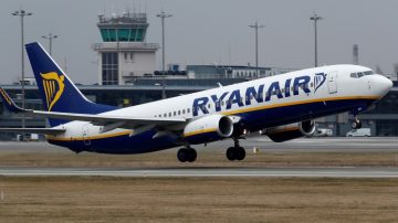 Terror en un vuelo: una ventanilla se desprendió y un pasajero quedó parcialmente fuera