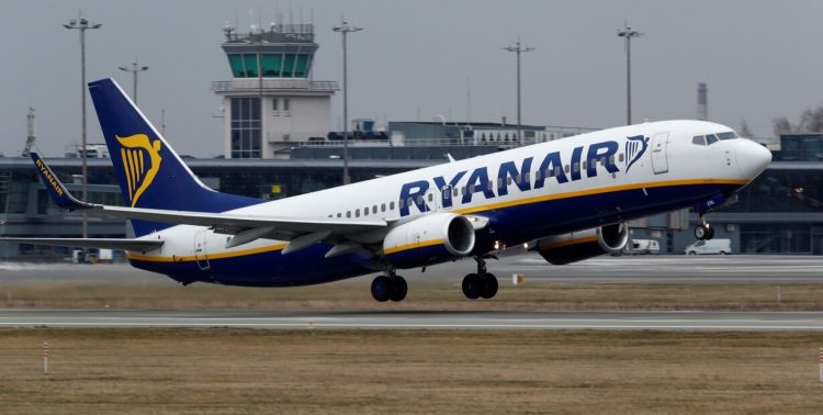 Terror en un vuelo: una ventanilla se desprendió y un pasajero quedó parcialmente fuera