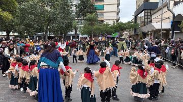 Más de 1.300 niños emocionaron a Santiago: así comenzó el Santiago Baila por el 473° aniversario de la ciudad