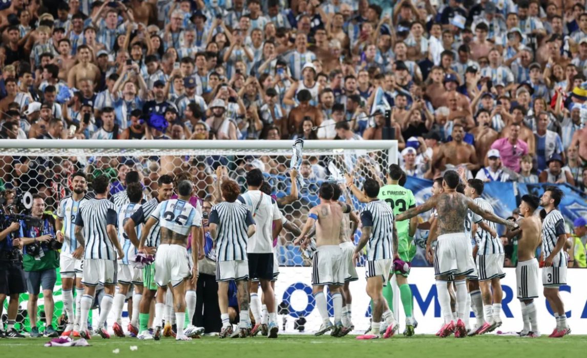 “El que no salta es un inglés”: La historia detrás del himno que volverá a sonar ante Inglaterra