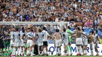 “El que no salta es un inglés”: La historia detrás del himno que volverá a sonar ante Inglaterra